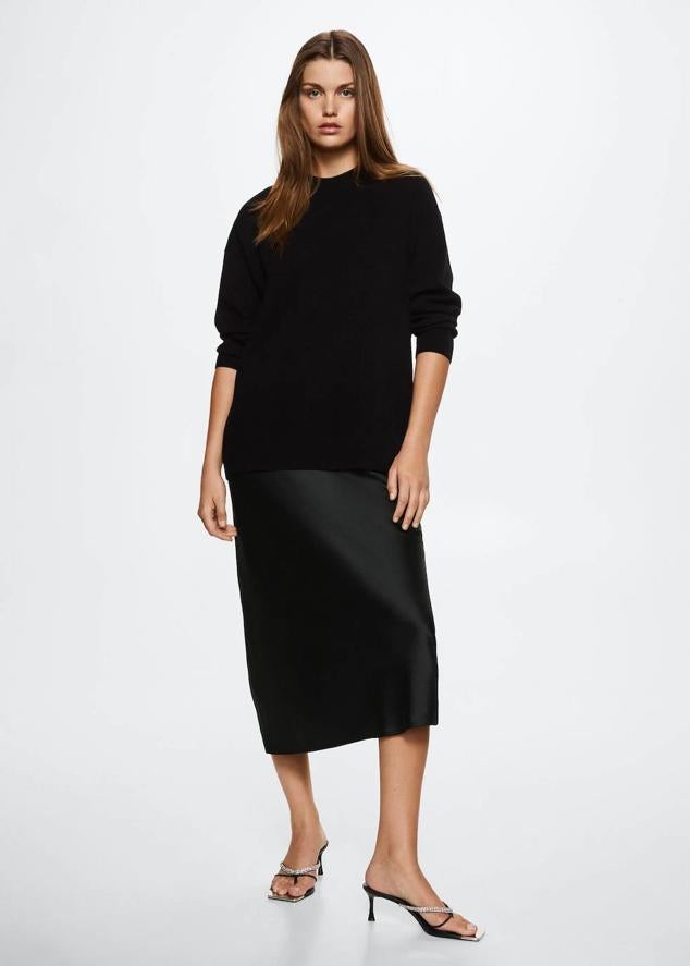 Falda midi tipo lencera, en tejido satinado, con tiro alto y silueta recta y fluida, terminada en evasé, color negro. Cómprala a 29,99 euros.