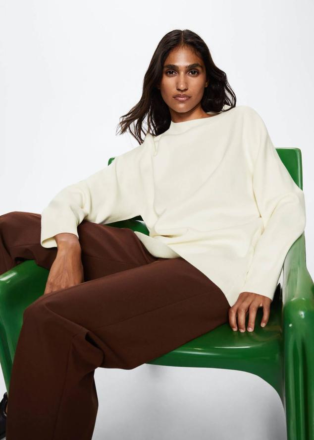 Jersey de punto fino con diseño oversize, cuello redondo, manga larga y hombros caídos, color crudo. Lo encontrarás a 29,99 euros.