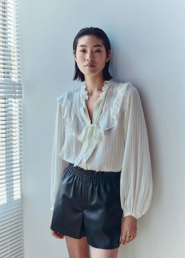 Pantalón corto confeccionado en tejido efecto piel con tiro alto, cintura elástica y pernera ancha, color negro. Cuestan 27,99 euros.