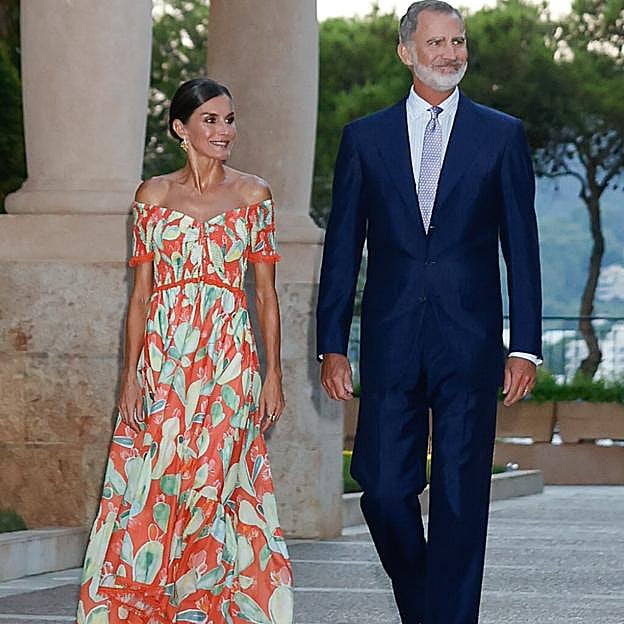 Letizia ya tiene el vestido más deseado del verano: naranja, estampado y con un escote barco espectacular que rejuvenece y favorece a todas