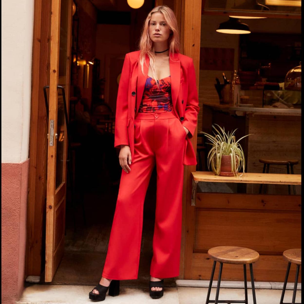 El traje rojo perfecto existe: está en Stradivarius, sienta bien en todas las tallas y promete agotarse antes de que llegue el otoño