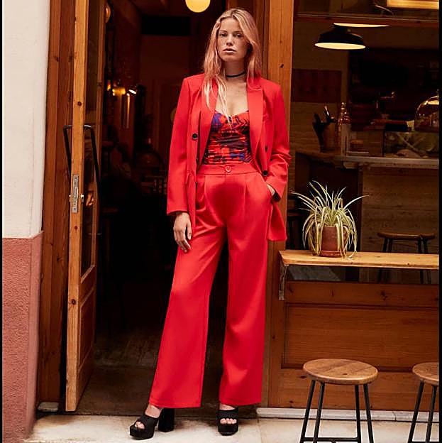 El traje rojo perfecto existe: está en Stradivarius, sienta bien en todas las tallas 