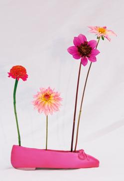 Imagen secundaria 2 - El calzado más cómodo, versátil y elegante que todas las francesas llevan son las bailarinas clásicas. Bailarinas de piel con lazo en tres colores (negro, plata o rosa fucsia) de Zara (39,99 euros). 