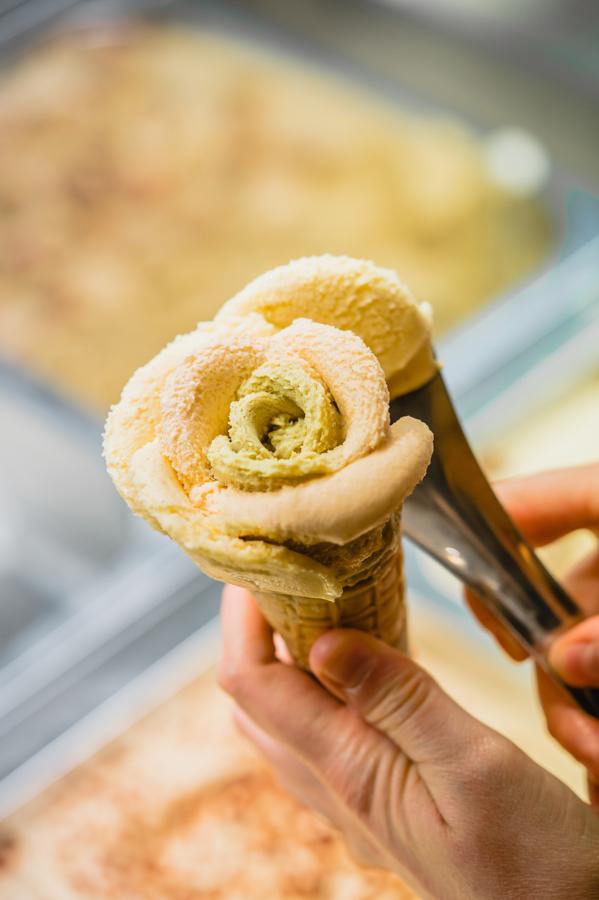 Helados hay muchos pero pocos tan bonitos y deliciosos como los de Amorino, que además se encuentra en uno de los puntos de encuentro gastro imprescindibles en Madrid, el Food Hall de Canalejas. En este refugio perfecto para los días de calor amorino nos propone una ruta por los sabores más veraniegos y lo hace con una flor de helado en la que podemos degustar en cada pétalo diferentes sabores. Vainilla bourbon de Madagascar, caramelo al burro salato y el pistacho mawardi sublime son algunos de los sabores que podemos degustar en estos helados cremosos y llenos de sabor. 