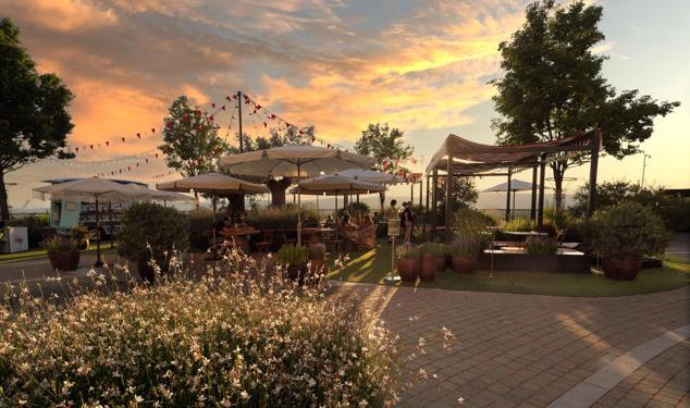 Otra forma muy diferente de alejarse de la ciudad es apostar por las compras y el tardeo de Las Rozas Village. Con más de 100 boutiques de las mejores marcas nacionales e internacionales, en este centro comercial abierto, al más puro estilo californiano, podemos prepararnos para todo aquello que nos depara el verano. Y cuando terminemos, las tres terrazas que ha preparado el Village para hacer del tardeo un estilo de vida, en la que gastronomía, cócteles y la música en vivo nos van a acompañar en una de las mejores puestas de sol de Madrid. 