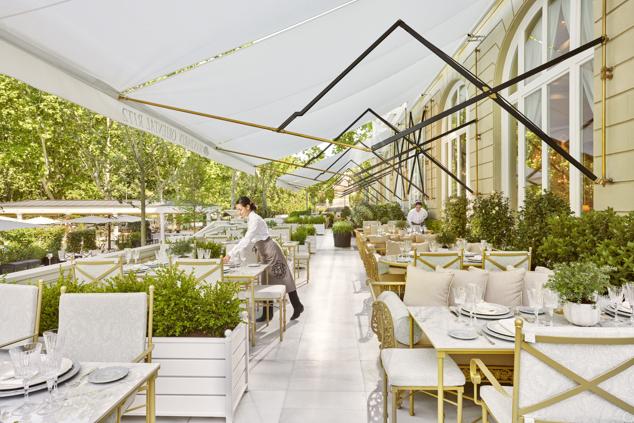 El hotel más emblemático de Madrid nos propone su jardín para disfrutar de una tarde animada en la que música y gastronomía se dan de la mano, acompañados siempre de una refrescante bebida, la sangría de champagne. De jueves a sábados y de seis de la tarde a diez de la noche El Jardín del Ritz nos invita a disfrutar de música en vivo con DJ y para saciar nuestro apetito podemos disfrutar de tapas, entrantes para compartir y platos especiales que son la sorpresa de casa día.