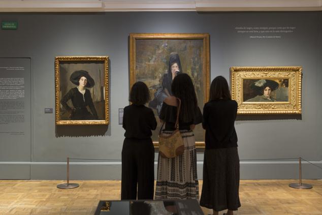 Hasta el 27 de noviembre la casa museo del pintor valenciano en Madrid, el Museo Sorolla, acoge Sorolla en negro, una exposición que derriba mitos y amplia la imagen que tenemos del artista. El pintor de la luz y el color por antonomasia también tenía el negro en su paleta , matizado unas veces, intenso otras. Fue en su época cuando el negro comenzó a aceptarse como un color más y en esta muestra lo encontramos en más de sesenta obras que, a través de retratos o paisajes nos descubre un nuevo punto de vista que nos permite comprender y apreciar al artista en toda si complejidad. 