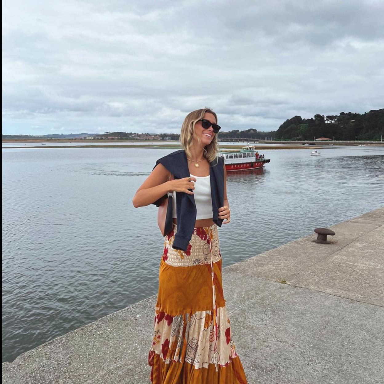 Regresan a tu armario las faldas largas bohemias que te solucionarán el look cómodo del verano