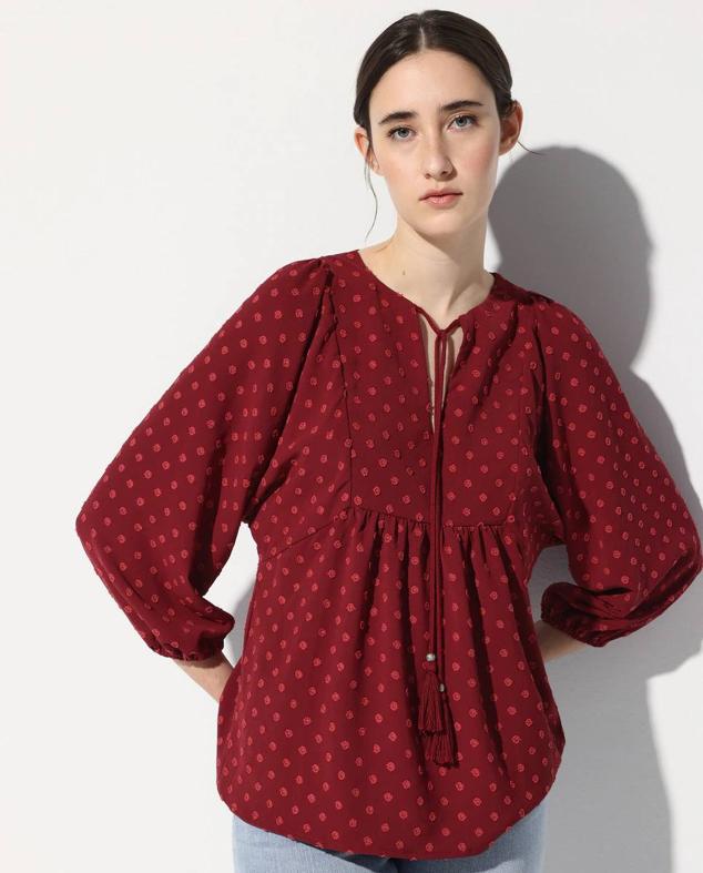 Blusa de manga francesa ligeramente abullonada y corte amplio, con bordado de lunares a tono en rojo carruaje, de Easy Wear. Está rebajada a 9,99 euros.