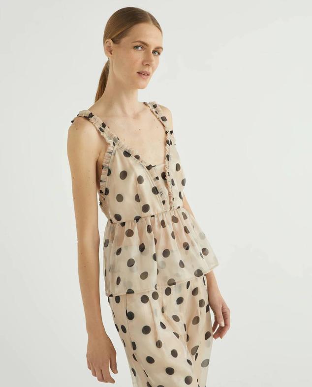 Top en tejido transparente con tirantes, detalle de volantes y estampado de lunares en nude y negro, de Yas. Está disponible con descuento por 24,99 euros.