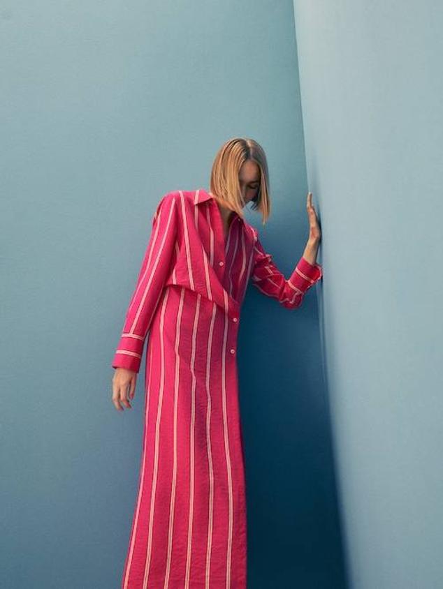 Este vestido fucsia de Massimo Dutti cuenta con un cierre de botones y una abertura en el bajo.