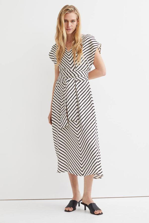 En &M encontrarás este vestido de efecto satinado y ligeramente drapeado que tiene unas mangas japonesas.