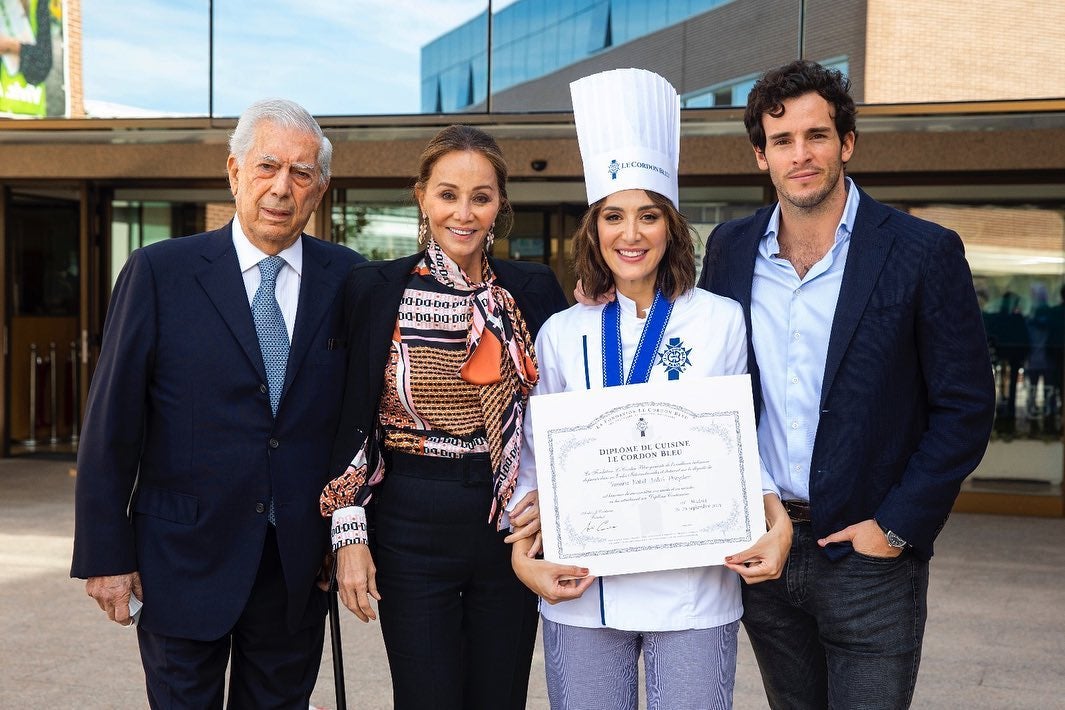 Su paso por Masterchef supuso el despegue de la fama en solitario de Tamara Falcó. Y su pasión por la cocina, junto con la moda, se ha convertido en su profesión. La marquesa de Griñón se diplomó en la prestigiosa escuela culinaria Le Cordon Bleu, como puede verse en la imagen de su graduación, junto a su novio, su madre y Mario Vargas-Llosa.