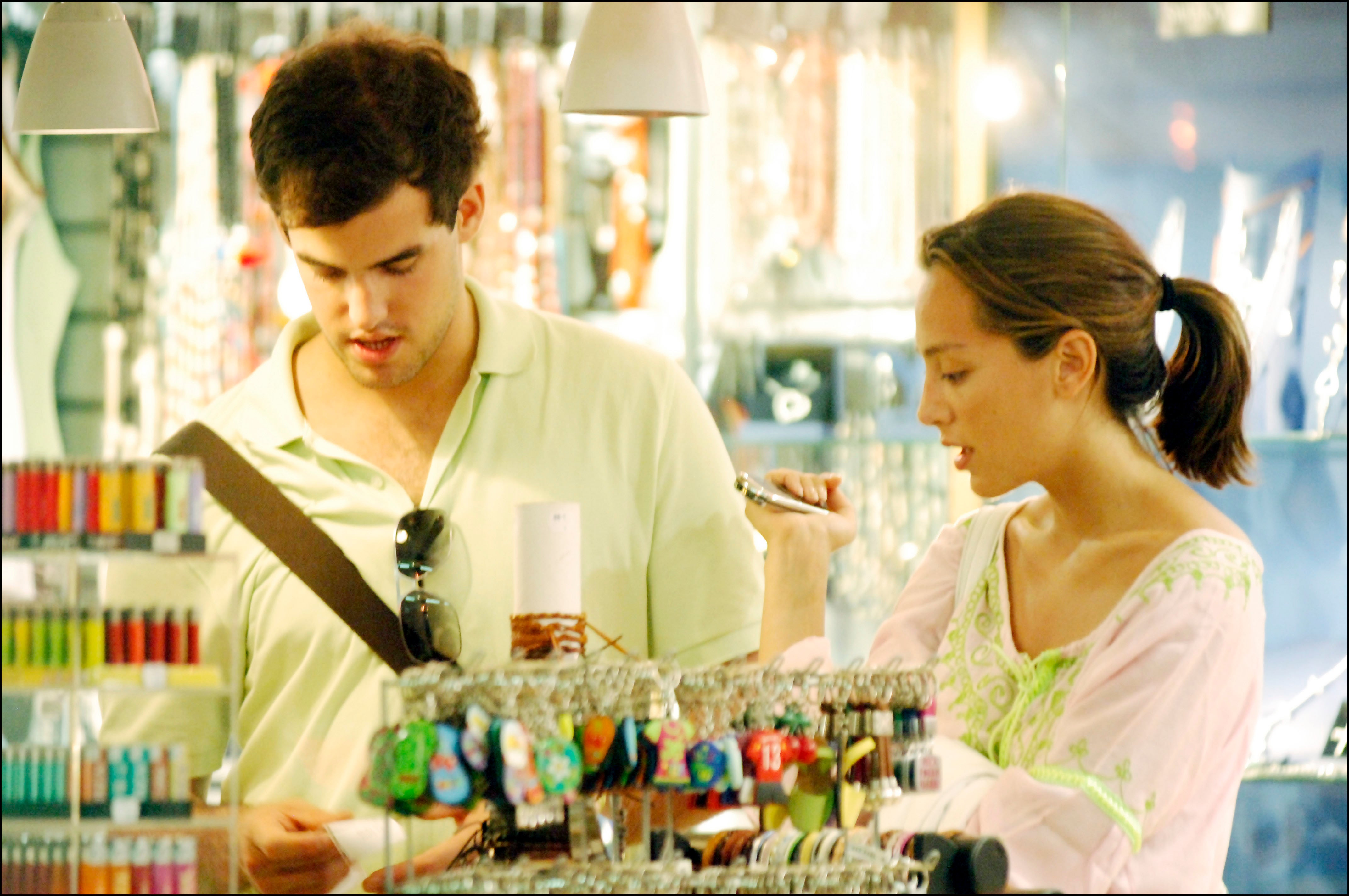 La vida amorosa de Tamara Falcó ha sido carne de revista del papel couché desde su adolescencia. Su primer amor conocido fue Alberto Comenge Barreiros, aunque casi no hay imágenes suyas juntos. Eso sí, más mediático fue su romance de verano con Bartolomé Fierro March (junto a él aparece en esta foto), con quien compartió vacaciones y carantoñas en Ibiza en 2006. 