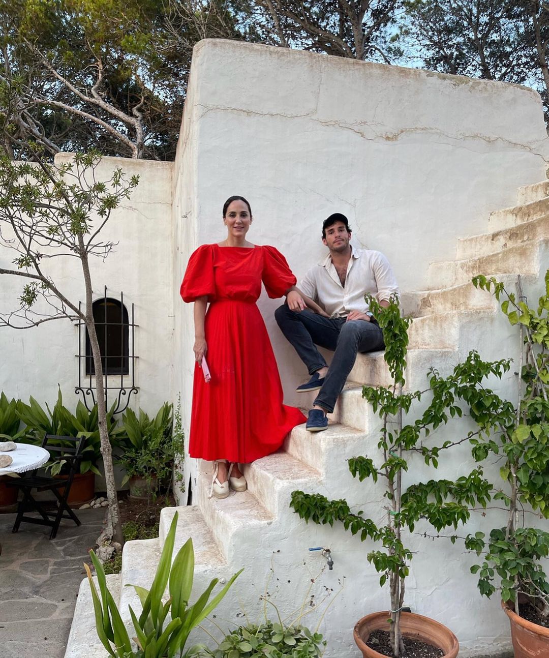 Después de muchos romances (y todavía más rumores), parece que Tamara Falcó ha encontrado el amor verdadero en Íñigo Onieva. Empezaron a salir a finales de 2020 y, desde entonces, forman la pareja más mediática de España. Diseñador de coches y empresario, llevan meses sonando campanas de boda para ellos. En las tres últimas bodas a las que han ido, les han dado el ramo los novios...