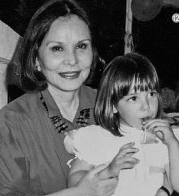 Beatriz Arrastia, la abuela Beba, ha sido una de las muejeres que ha marcado la vida de Tamara Falcó. Fallecida en agosto de 2021, la marquesa de Griñón no dudó en compartir esta bonita imagen en blanco y negro para rendirle homenaje. 