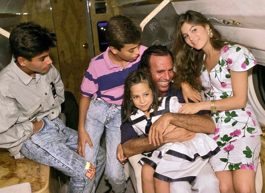 Los matrimonios de Isabel Preysler hacen que sus hijos tengas muchos 'tíos'. Uno de ellos, el 'tío Julio' (Iglesias), primer marido de la madre de Tamara Falcó, aparece cogiendo a la pequeña Tami en su jet privado, junto a sus hermanos Chábeli, Enrique y Julio José.