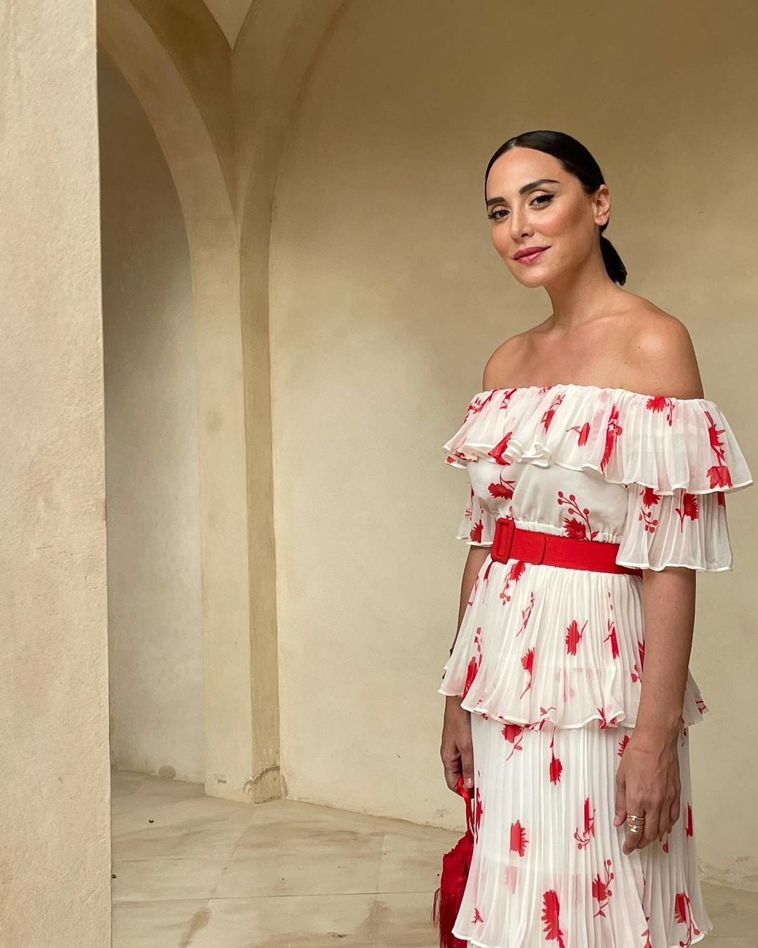 La Marquesa de Griñón se ganó nuestra matrícula de honor con este impresionante y super favorecedor vestido de invitada con escote off the shoulders y volantes plisados.