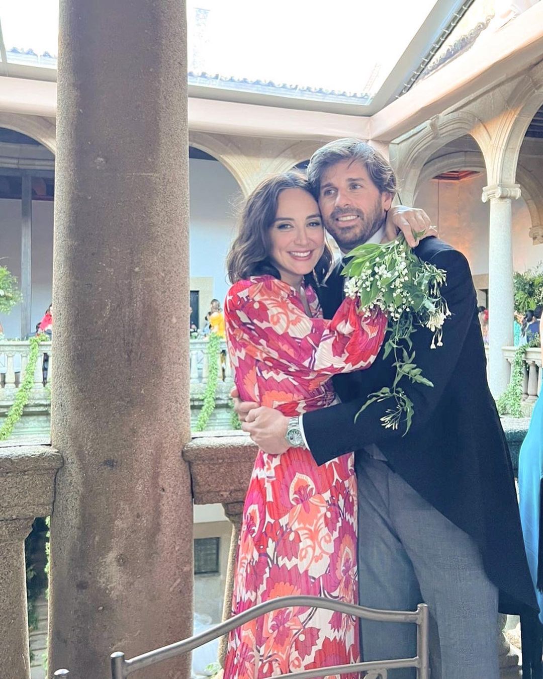 Para la boda de su primo Álvaro Falcó e Isabel Junot Tamara Falcó apostó por un favorecedor vestido lleno de color de su recién estrenada colección TFP by Tamara Falcó para Pedro del Hierro.