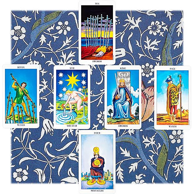 la tirada: la carta regente es X de Espadas. Y le siguen VII de Bastos, La Estrella, El Rey de Espadas y la Sota de Bastos con el IV de Pentáculos en sombra. 