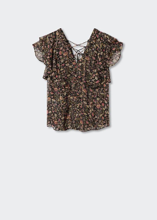 Blusa en tejido lúrex con estampado floral y lazadas en la zona del escote. Además, cuenta con detalles metalizados y volantes decorativos. Es de Mango. Precio: 29,99 €.