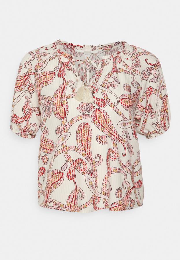 Blusa boho con print paisley con cuello alzado. Confeccionado con detalles de borlas y cordones en el escote. Es de Springfield. Precio: 29,95 €.
