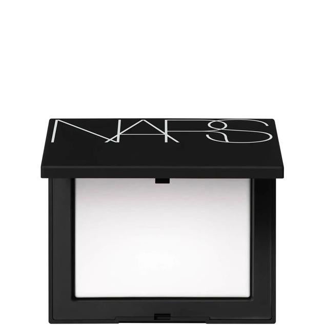 Polvos traslúcidos compactos para crear un aspecto liviano sobre el rostro. Su textura uniforme se difumina a la perfección para generar una base y suprimir cualquier imperfección o brillo no deseado. Es de NARS. Precio: 35,45 €. 