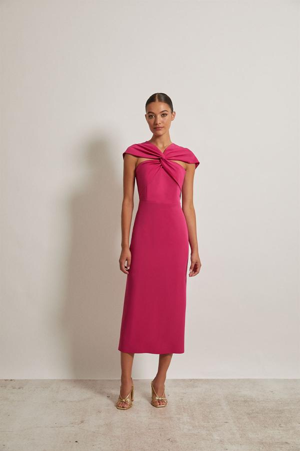 Vestido con escote cruzado y abertura en el bajo de la espalda. En color fucsia para resaltar el bronceado del verano. Es de Bimani. Precio: 169 €.