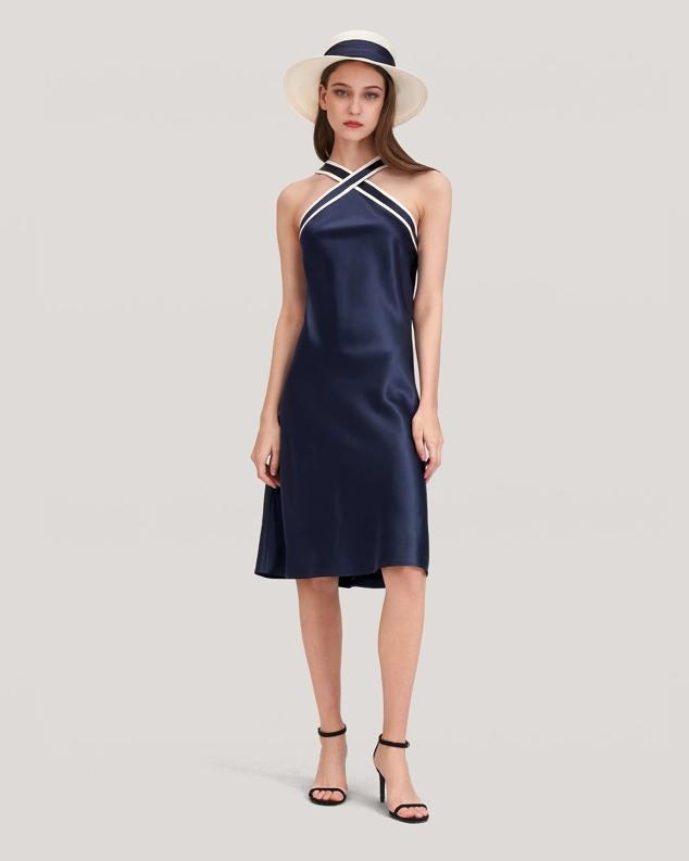 Vestido de seda de estilo navy vintage confeccionado al bies le aporta fluidez. Un diseño fresquito para complementarlo con cualquier tipo de accesorio atemporal. Es de Lilysilk. Precio: 179 €.