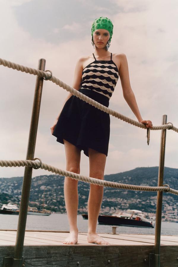 El negro siempre es una apuesta segura. Shorts fluidos de tiro alto de Zara (22,99 euros). 