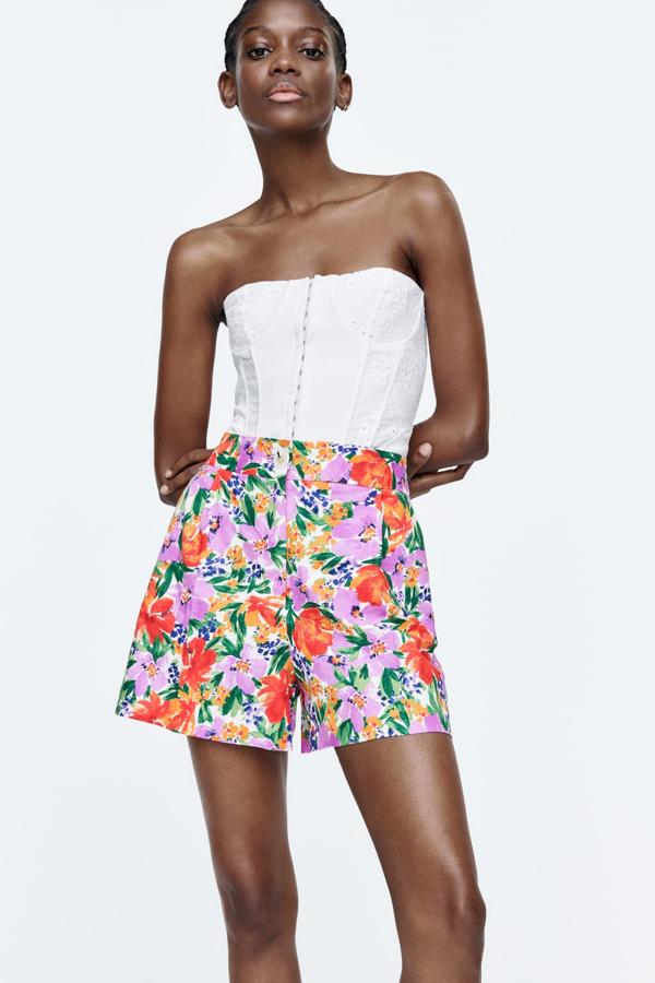 En esta selección no podía faltar el estampado veraniego por excelencia. Shorts con estampado de flores multicolor de Zara (25,99 euros). 