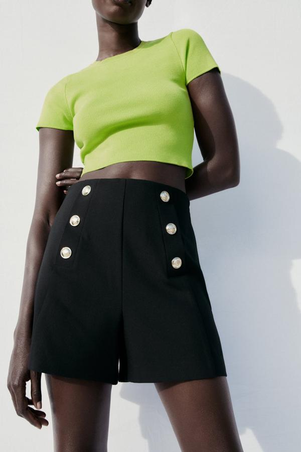 El clásico short marinero es perfecto para un look de oficina informal. Shorts de estilo marinero con botones dorados de Zara (22,99 euros). 