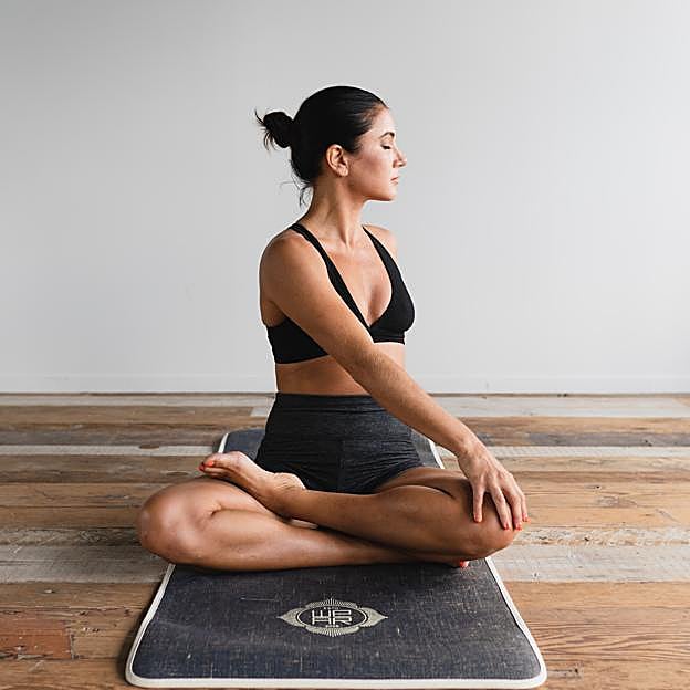 Una mujer practicando stretching.