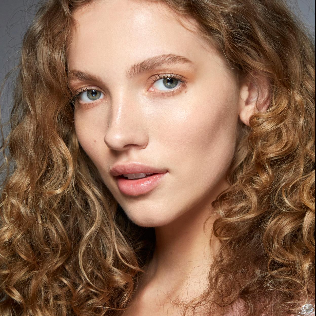 El truco de las chicas de pelo rizado que siguen el método curly para evitar el encrespamiento está en Zara Home