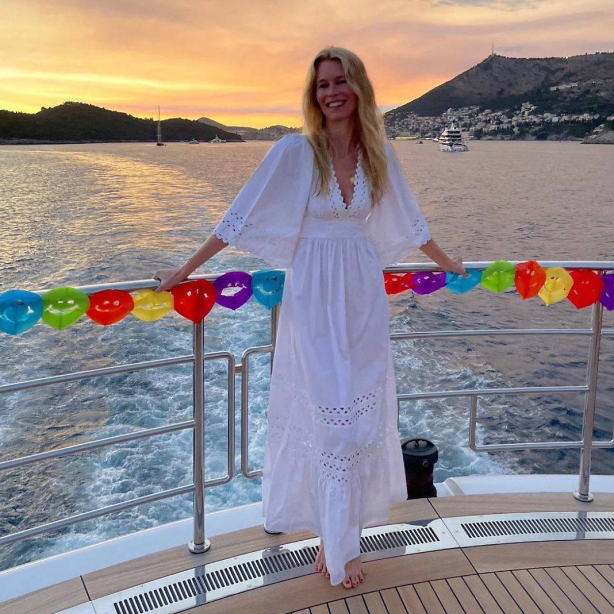 El vestido cuenta con apliques de bordados calados