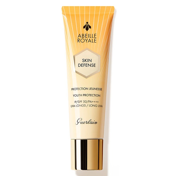 Abeille Royale Skin Defense es un protector de la piel con SPF50+, que, además de proteger de los rayos UVA y UVB, lo hace de las luces azul e infrarroja. En su fórmula encontrarás una combinación de mieles y jaleas reales características de la firma francesa, que protegerán el colágeno de la piel mientras que mejoran su síntesis. (68,27 euros)