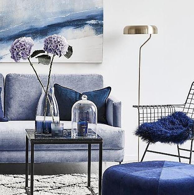 La mezcla de azul cobalto con blancos, beige y grises es ideal para darle un toque a tu hogar sin perder el equilibrio.