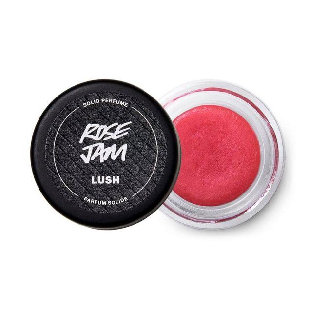 Rose Jam de Lush refleja la esencia de La Vie en Rose, en un perfume con formato bálsamo sólido. Fusiona a la perfección el olor a rosas en campos soleados, la elegancia del geranio y el aceite de limón cítrico y chispeante de las costas sicilianas.