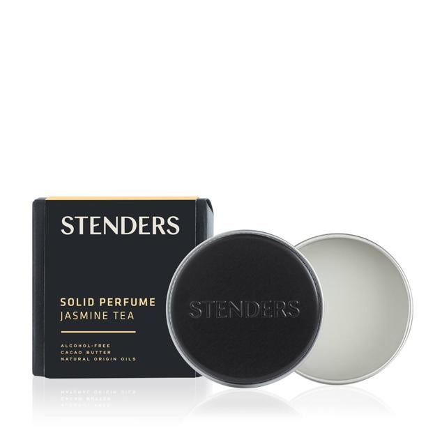 Jasmine Tea de Stenders desprende un refrescante y embriagador aroma a té floral con delicados pétalos de jazmín, femenino, sutil y elegante, que se acompaña de los aceites de almendra dulce y la manteca de caco que permiten solidificarlo para maximizar su fragancia.