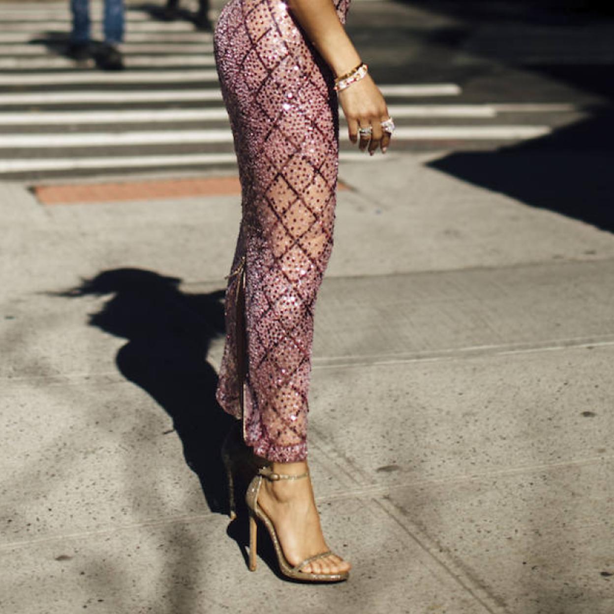 Las sandalias de tacón en color dorado son muy elegantes