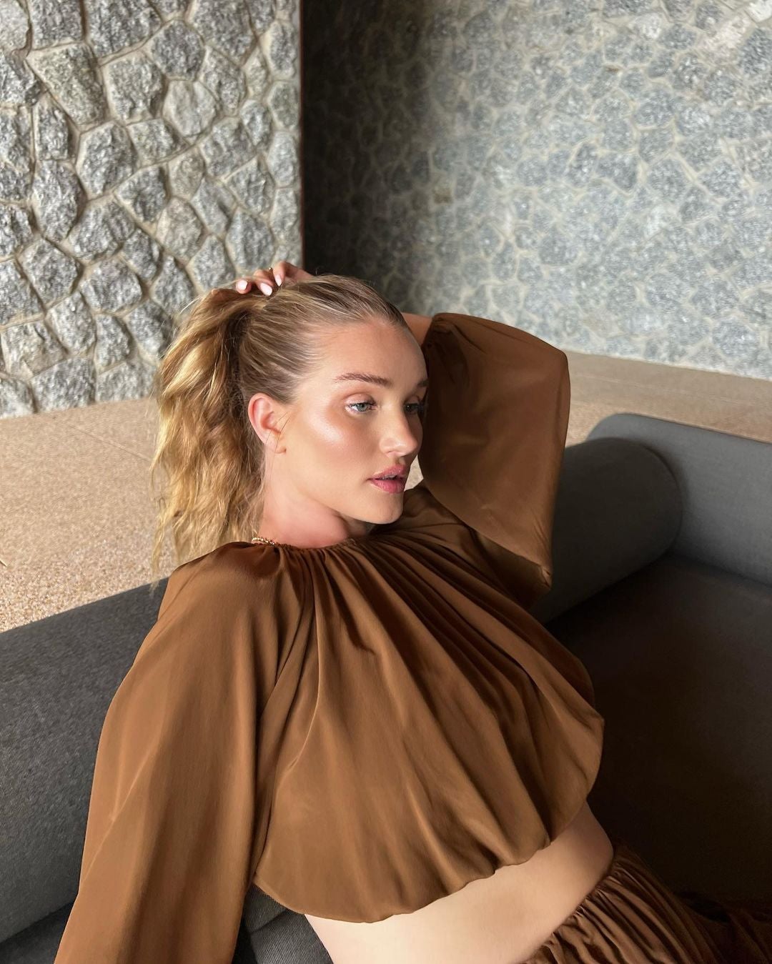 Los tonos de colorete que predominarán serán los cálidos que tiendan hacia anaranjado o tierra. Una regresión a la tendencia de los 2000 que, además, servirá para marcar el pómulo con intensidad consiguiendo un efecto contouring enmarcando nuestros huesos.