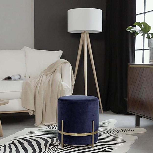 Un puf en color cobalto con detalles en dorado suma diseño a cualquier espacio.