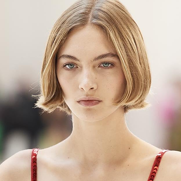 Imagen principal - Para cuidar tu bob corto y que se vea siempre como de peluquería, te recomendamos el Champú Bain Après-Soleil de Kérastase (22,90 €) y la Bruma hidratante Brume de Soin de Frank Provost (9,95 €).