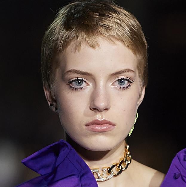 Imagen principal - Nuestros productos recomendados para un corte de pelo pixie: Acondicionador sin aclarado Tesoros de Miel de Garnier (4,95 €) y Spray Protección y Prevención de Moroccanoil (32 €).