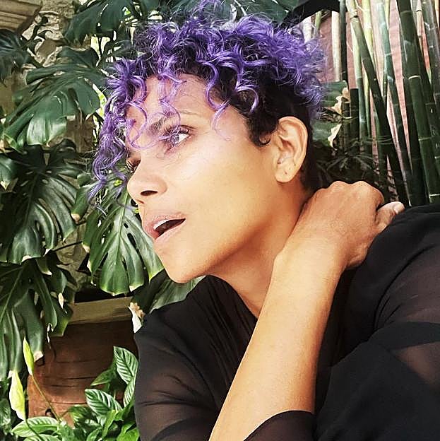 El corte pixie de Halle Berry demuestra que es el cambio de look perfecto para pelo rizado a los 50