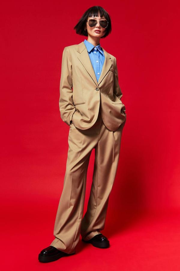 Blazer en sarga con corte holgado, cuello solapa con muesca, cierre de botón y bolsillos ribeteados, en beige. Su precio es de 39,99 euros.