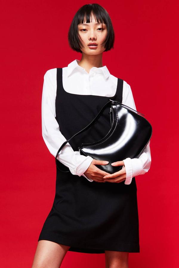 Vestido corto tipo pichi con silueta recta, escote cuadrado y tirantes anchos, color negro. Lo comprarás a 24,99 euros.