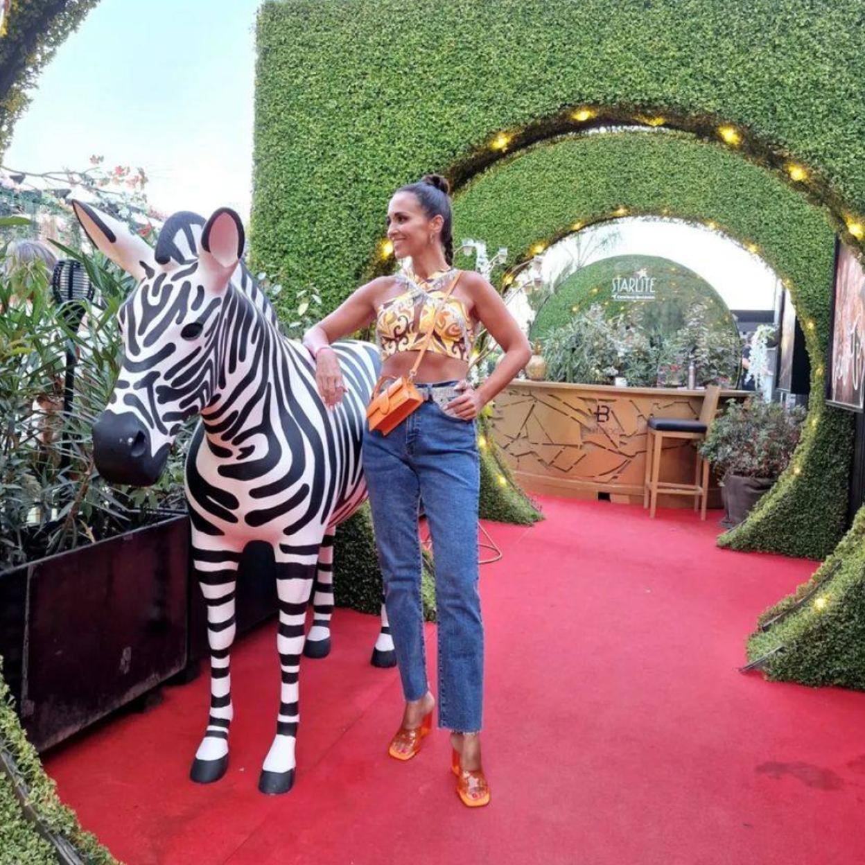 Las sandalias de cuña alargan las piernas