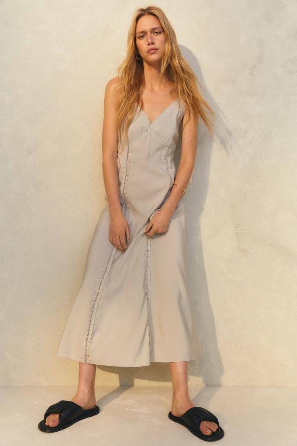 Empezamos con un vestido que cuenta con inserciones de encaje y con unas tiras para enlazar en la espalda.