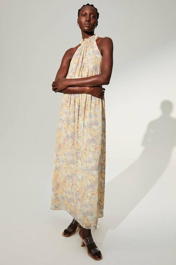 Seguimos con este vestido de gasa con estampado de flores que tiene un cuello elevado con ribete de volante.